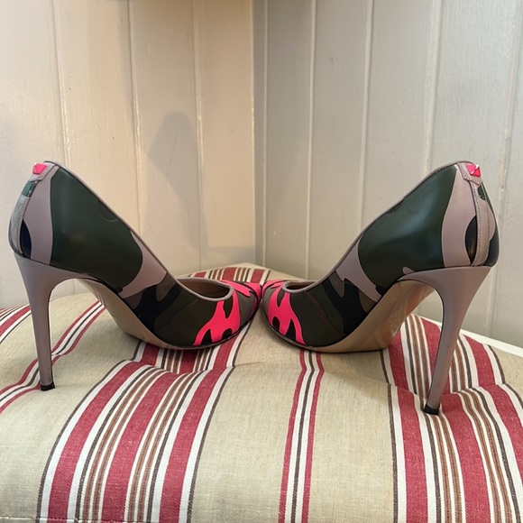 VALENTINO Rockstud Accents Leather D'Orsay Pumps - Picture 6 of 9